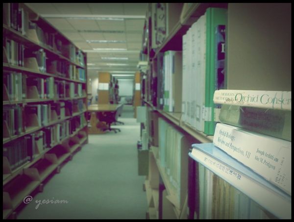 ห้องสมุด ปวดท้อง