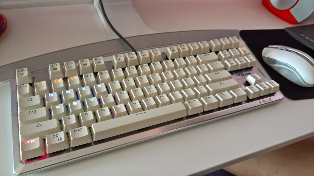 looking for some nice all white Mechanical keyboards in dubai. r/dubai
