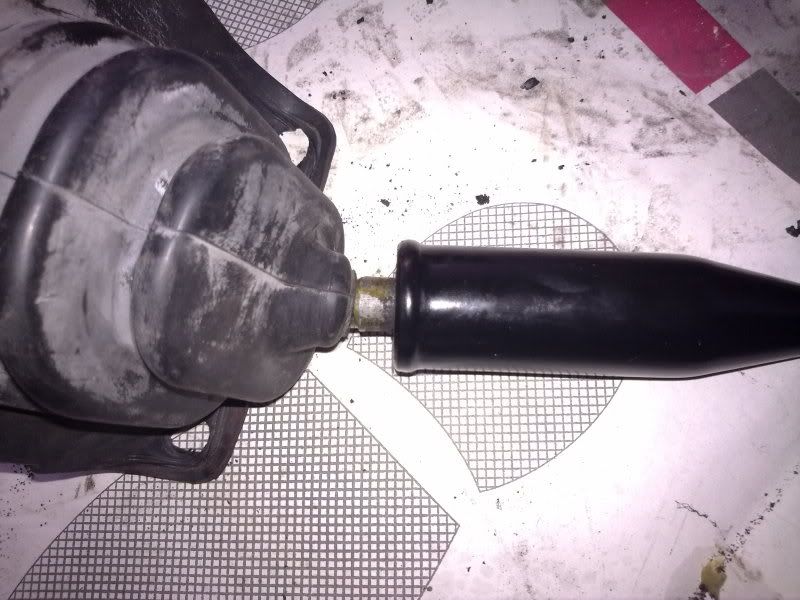 [Image: AEU86 AE86 - How to save a cover rubber ... shift ???]