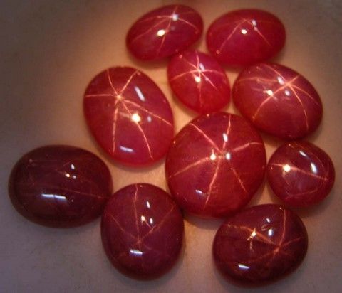 Ruby sao Việt Nam tự nhiên, với ngôi sao 6 cánh trên bề mặt đá khi chiếu đèn